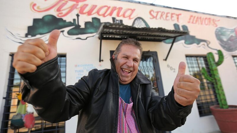 Chefkoch und Eigentümer Jesus Carmona posiert vor dem Tacos Mariachi in Dallas, Texas, wie in der Folge 2802 von Diners, Drive-Ins and Dives des Food Network zu sehen. – Bild: Television Food Network, G.P.