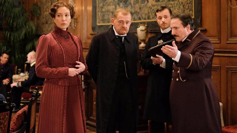 Das Gastgewerbeaufsichtsamt zu Gast im Hotel Sacher: Der Komissär (Martin Zauner, 2.v.r.) und sein Assistent (Martin Müller, 2.v.l.) begleiten Anna Sacher (Ursula Strauss, l.). (Hier mit dem Portier (Robert Palfrader, r.)). – Bild: ORF/​MR Film/​Petro Domenigg