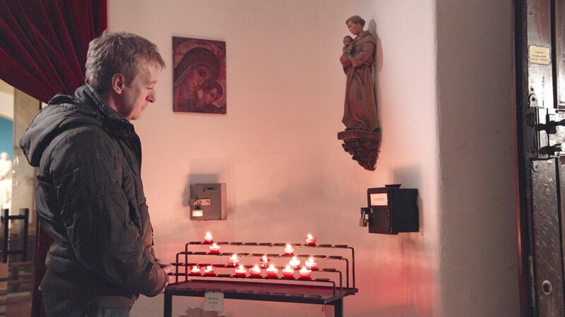 Das Licht in der dunklen Zeit hat für den Schauspieler Max Müller eine besonders kraftvolle Wirkung. – Bild: ORF/​Posch TV/​Ursula Merzeder