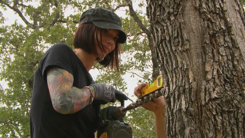 Kein Luftschloss, sondern eine Burg in der Baumkrone: Ronnie MacDonald und seine Frau Ty haben ein Faible für die Serie „Game of Thrones“, deshalb müssen Pete Nelson und seine Crew in dieser Folge improvisieren. Steine sind nämlich zu schwer fürs Geäst. Wie werden die Vollprofis diese Herausforderung meistern? Was die Einrichtung des Baumhauses anbelangt, liefert das mittelalterliche Sujet allerdings jede Menge Steilvorlagen – von der Ritterrüstung über den Thron bis zum „Mondtor“. Hier kann sich das Team handwerklich nach Herzenslust austoben. – Bild: HGTV