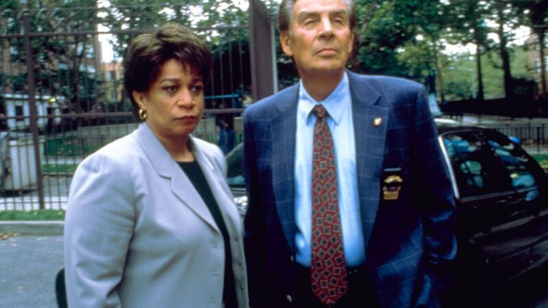 Der Mord an einem Polizisten im Dienst bleibt ungeklärt. Briscoe (Jerry Orbach) und Green können zwar einen Verdächtigen ermitteln, doch dessen Verteidiger gelingt es, das Gericht von dessen Unschuld überzeugend darzustellen. Lieutenant Anita Buren (S. Epatha Merkerson) verlangt mehr und bessere Beweise. – Bild: RTL