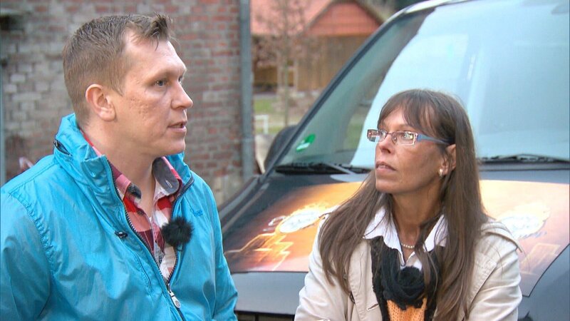 Silke (Foto) und ihre beiden Töchter hoffen, daß die drei Trödelprofis Otto Schulte (Foto), Mauro Corradino und Sükrü Pehlivan helfen können. – Bild: RTL II