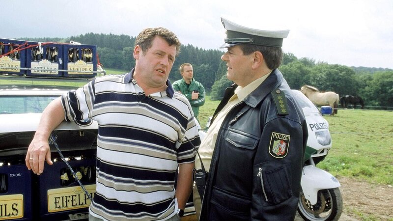 Das Auto voll mit Bierkisten, die vor Geschäftsschluß noch in volle getauscht werden müssen, gerät Benno (Willi Thomczyk, li.) in eine Polizeikontrolle. Nun fordert ihn der Polizist (Axel Krauss) auch noch auf, den Kofferraum auszuladen. Benno regt sich auf: Wozu der ganze Aufstand? – Bild: MG RTL D
