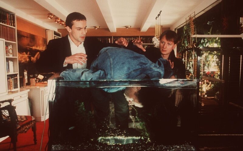 „Kommissar Rex“, „Der Voyeur.“ Durch Zufall beobachtet der Voyeur Albin Mahler den Mord an einer Frau. Mahler kann das Geschehen fotografieren und versucht nun den Mörder zu erpressen. Doch schon kurz darauf geschieht ein weiterer Mord. Während Kommissar Brandtner und Rex fieberhaft nach dem Täter suchen, gerät Albin Mahler zunehmend in Lebensgefahr. Im Bild (v.li.): Gedeon Burkhard (Alexander Brandtner), Heinz Weixelbraun (Christian Böck). – Bild: ORF/​Beta Film/​Ali Schafler