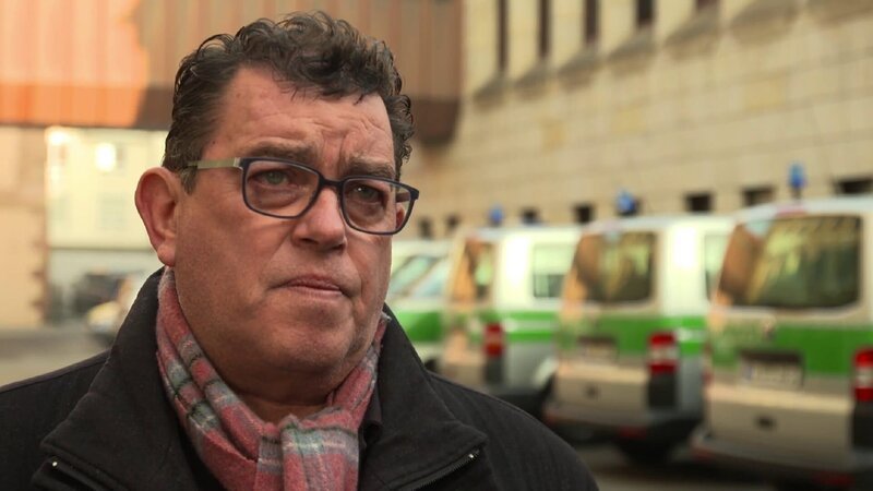 Kommissar Ebenhöch kann nicht vergessen, wie der Vater sein Kind über dem Grab seiner Mutter schaukeln lassen konnte. – Bild: ZDF und Eric Dreyerler