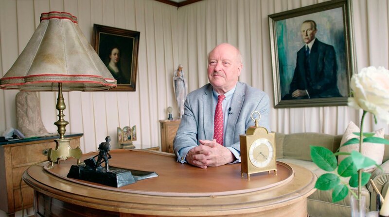 Konrad Adenauer Jr. am Schreibtisch in der alten Villa seines Großvaters Konrad Adenauer, ehemaliger Bundeskanzler. – Bild: WDR/​Broadview TV/​Mario Iser