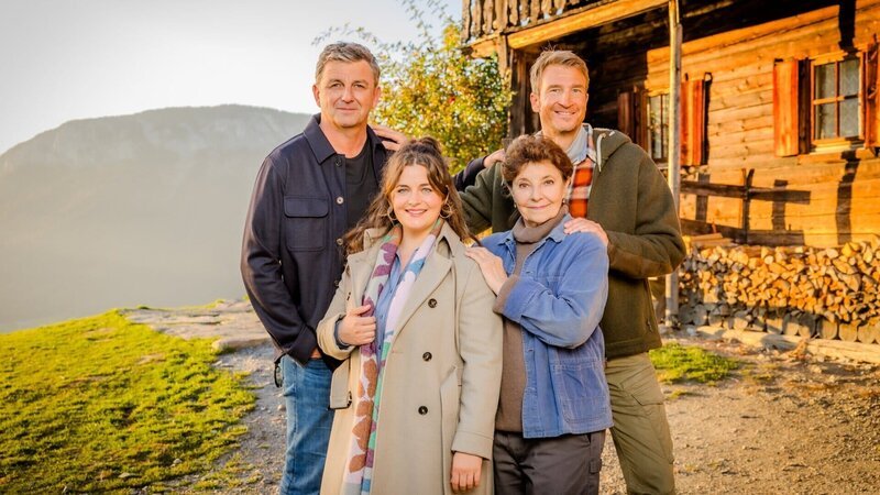 Hans Sigl, Ronja Forcher, Monika Baumgartner und Heiko Ruprecht spielen in der Serie „Der Bergdoktor“ die Familie Gruber. Sie ist der Dreh- und Angelpunkt der ZDF Serie. – Bild: ZDF und Nadine Rupp