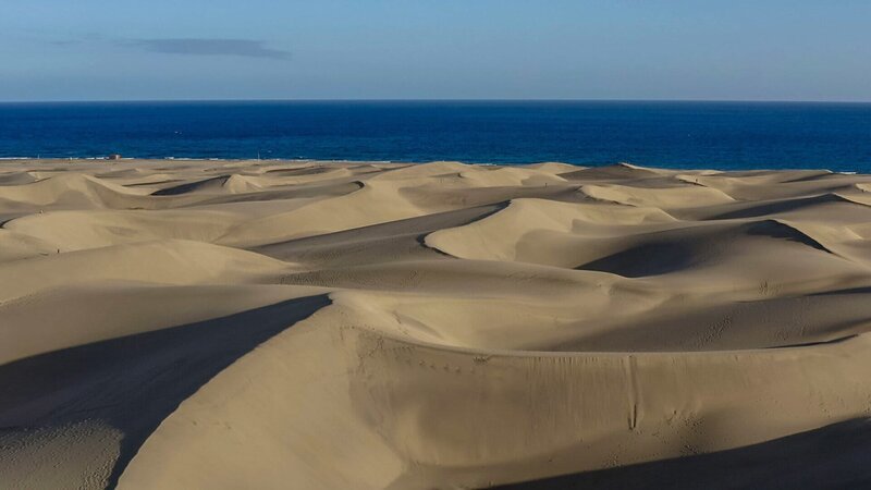 Die Dünenlandschaft Maspalomas erstreckt sich bis zum Meer. – Bild: Carlos Fuchs
