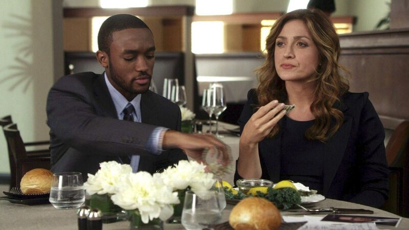 Die Spuren des ermordeten Mannes aus der Oberschicht Bostons führen Maura Isles (Sasha Alexander) und Detective Frost (Lee Thompson Young) in ein Nobelrestaurant. – Bild: RTL /​ Warner Brothers Ent. /​ Reich und schön