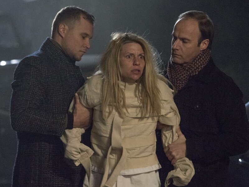 Carrie Mathison (Claire Danes, Mitte) – Bild: 2018 Showtime Networks, Inc., a CBS Company. All rights reserved. /​ Kata Vermes Lizenzbild frei