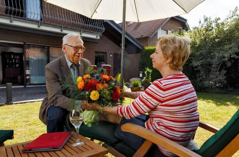 Günter Hoffmann (Peter Lerchbaumer, l.) bringt seiner Frau Heidrun (Verena Plangger, r.) Blumen. – Bild: ARD/​Kai Schulz