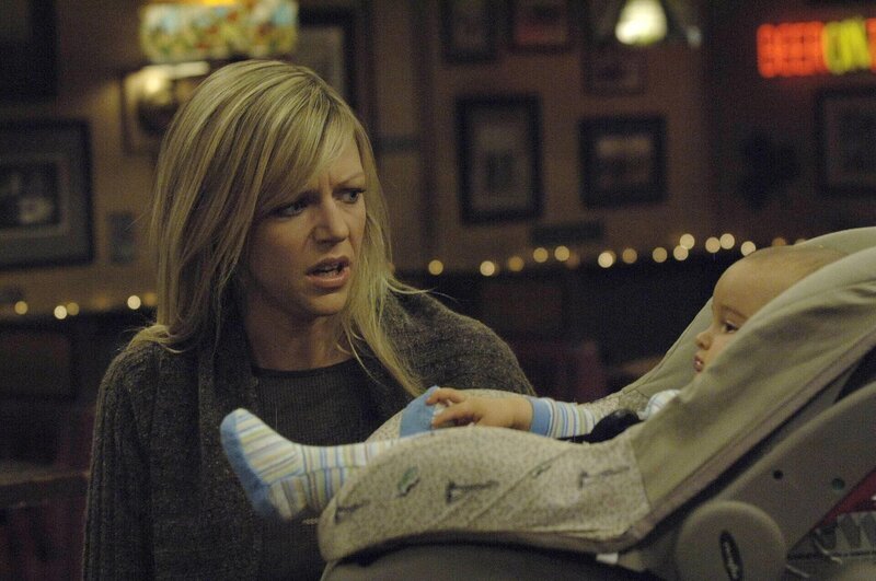 In einem Müllcontainer findet Dee (Kaitlin Olson) ein heimatloses Baby. Sie nimmt es mit nach Hause, um es großzuziehen … – Bild: Fox