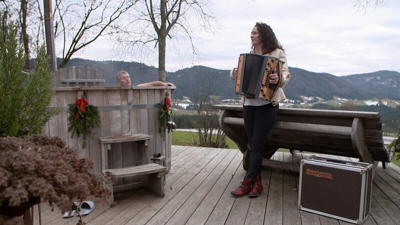  Harmonikaschülerin Elisabeth Pichler beim Proben vor dem Haus, Ehemann. – Bild: ORF/​WOLFGANG SCHERZ