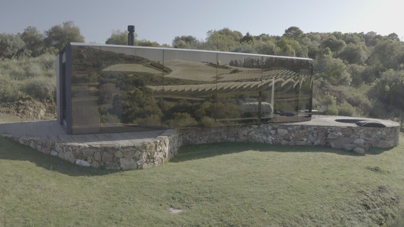 Die „unsichtbaren Hütten“ reflektieren nur auf drei Seiten die Umgebung. – Bild: ZDF