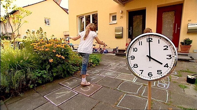 Zum Mitsingen gibt es das „Lied mit der Uhr“. – Bild: WDR/​Die Sendung mit dem Elefanten