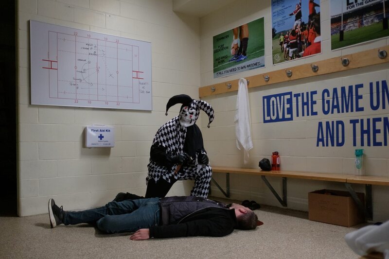 Jester (JOSH CRUDDAS) claims another victim (DREW NELSON as Keith) – Bild: Photo Credit: Derm Carberry /​ Shaftesbury