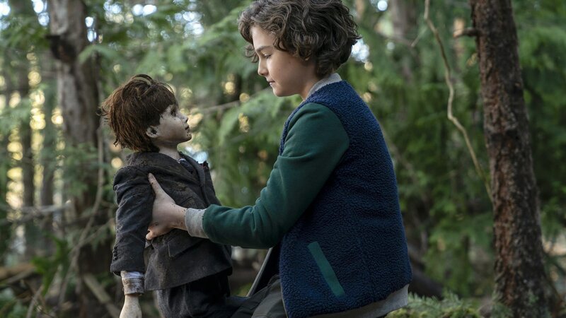 Jude (Christopher Convery), der nach traumatischen Ereignissen nicht mehr spricht, findet eine im Waldboden vergrabene Porzellanpuppe und nimmt sie mit nach Hause. – Bild: STX Financing, LLC