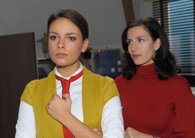 Jasmin (Janina Uhse, li.) ist enttäuscht und sauer, dass Katrin (Ulrike Frank) Dominik von ihren Vorbehalten zu dem anstehenden Umzug erzählt hat. – Bild: RTL /​ Rolf Baumgartner