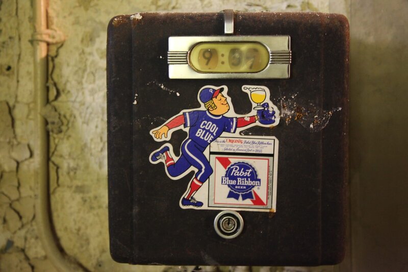 In einer alten Brauerei finden sich überall alte Logos und Zeichen. Für Jay und sein Team eine wahre Goldgrube … – Bild: port.hu