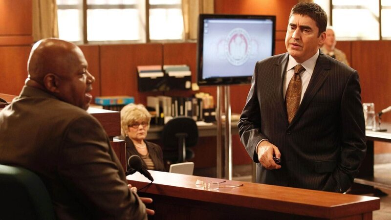 Reverend Davidson (Charles S. Dutton, l.) und Deputy D. A. Ricardo Morales (Alfred Molina) bei Gericht. – Bild: TVNOW /​ Universal