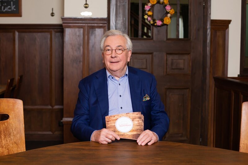 Moderator Hans Werner Kilz. – Bild: BR/​Vera Johannsen