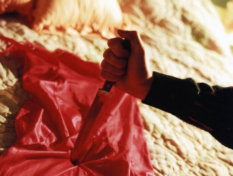 Eine Hand mit dem Messer – Bild: zdf /​ © 2020 Partners in Motion Inc. /​ zdf /​ Crime + Investigation