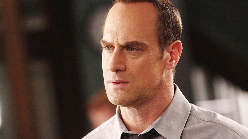 Detective Elliot Stabler (Christopher Meloni) ermittelt im Fall eines Flüchtlingsmädchens aus Uganda. – Bild: TVNOW /​ Universal