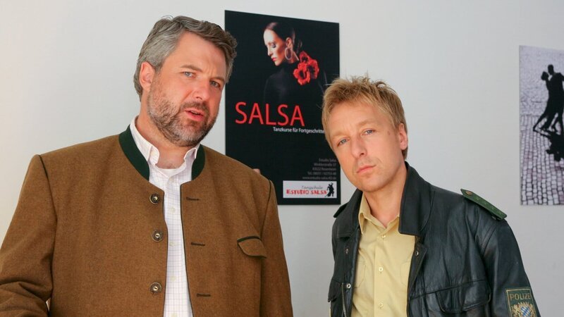 Die Rosenheimer Ermittler Stadler (Dieter Fischer, l.) und Mohr (Max Müller, r.) recherchieren in einer Tanzschule. – Bild: Christian A. Rieger