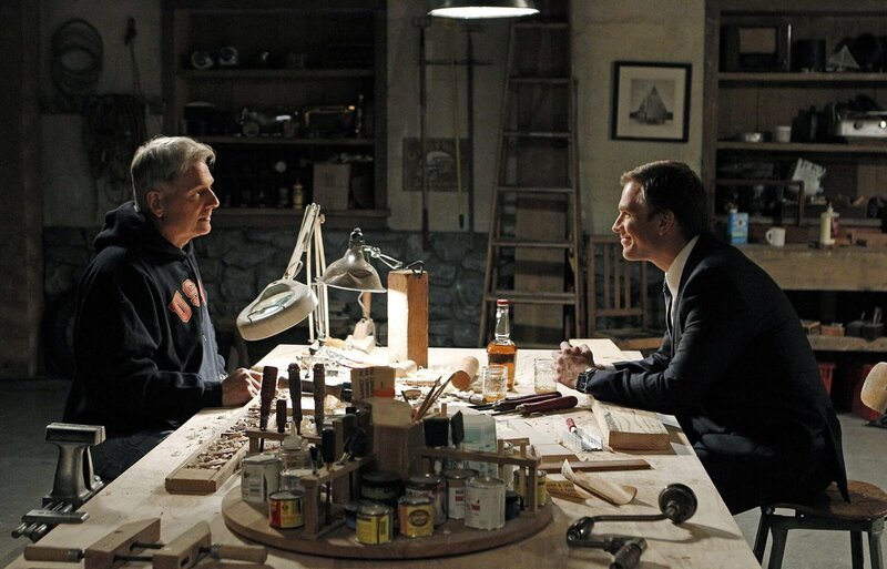 Tony (Michael Weatherly, r.) hat Ärger mit Gibbs (Mark Harmon, l.), weil der hinter seine Beziehung mit Barrett gekommen ist … – Bild: CBS Television