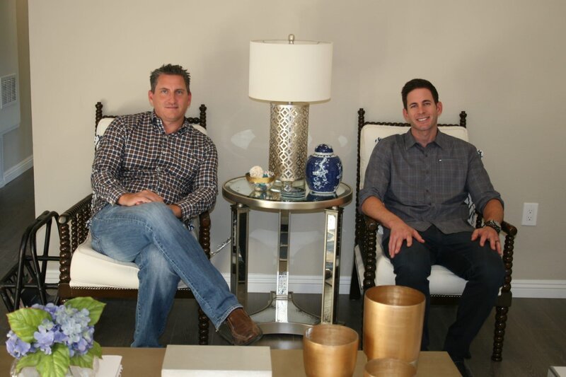 Da Christina aufgrund ihrer fortgeschrittenen Schwangerschaft das Bett hüten muss, holt sich Tarek (r.) für sein neues Projekt Unterstützung von seinem Makler-Freund Pete DeBest (l.) … – Bild: 2016, HGTV/​Scripps Networks, LLC. All Rights Reserved. Lizenzbild frei