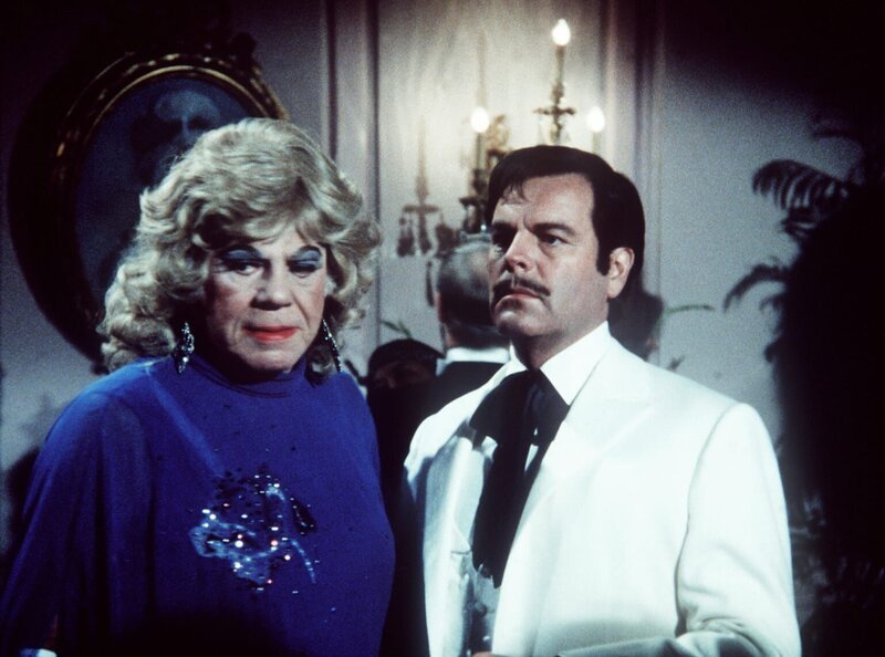 Verkleidet klügeln Max (Lionel Stander, l.) und Jonathan (Robert Wagner, r.) einen Plan aus, um Jennifer aus den Händen eiskalter Killer zu retten … – Bild: Columbia Pictures