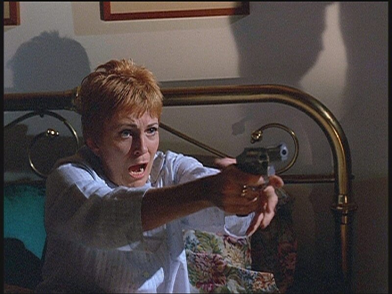 In Panik feuert Madison (Joanna Cassidy) auf den Unbekannten, der vor ihrem Bett steht. – Bild: Viacom Lizenzbild frei