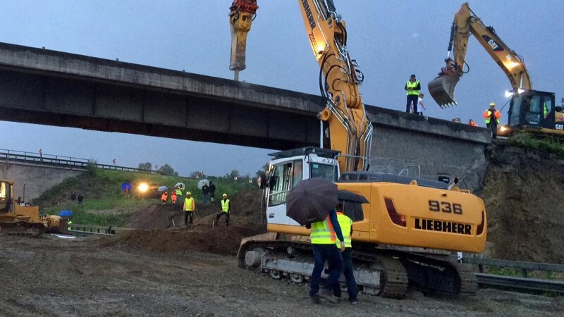 Aufgrund des enormen Zeitdrucks wird an der Baustelle auch bis in die späten Abendstunden noch gearbeitet. – Bild: Tellvision Film- und Fernsehproduktion Aufgrund des enormen Zeitdrucks wird an der Baustelle auch bis in die späten Abendstunden noch gearbeitet. – Bild: Tellvision Film- und Fernsehproduktion