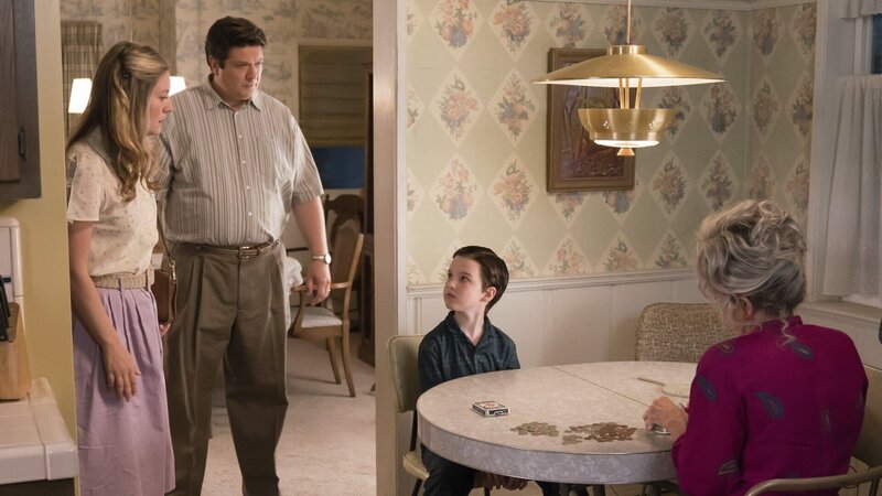 Mary (Zoe Perry, l.) und George (Lance Barber, 2.v.l.) ahnen nicht, wie sehr Sheldon (Iain Armitage, 2.v.r.) von Meemaw (Annie Potts, r.) und deren Lektionen für sein ganzes Leben geprägt wird … – Bild: Warner Bros.