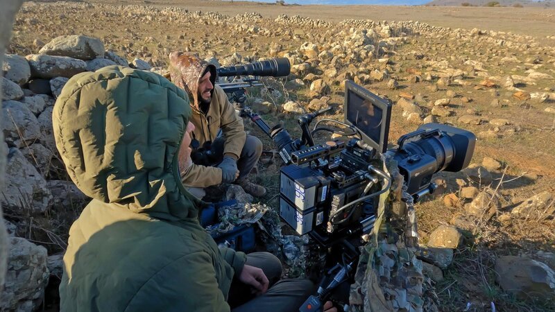 Kameramann Neil Anderson und Itamar Yairi versuchen, auf den Golanhöhen in Israel Wölfe zu filmen. – Bild: BBC Studios /​ ZDF
