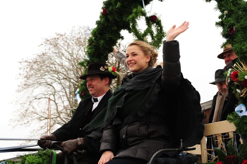 Theresa (Ines Lutz, vorne r.) – Bild: ARD /​ Ann Paur
