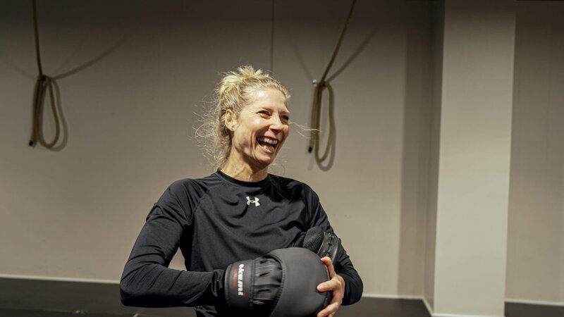 Die Stuntfrau Antje „Angie“ Rau ist durch den Leistungssport zu ihrem Beruf gekommen. Zu ihren Referenzen gehören Filme wie „V wie Vendetta“, „Inglourious Basterds“ oder „In 80 Tagen um die Welt.“ – Bild: Tom Schneider /​ ZDF