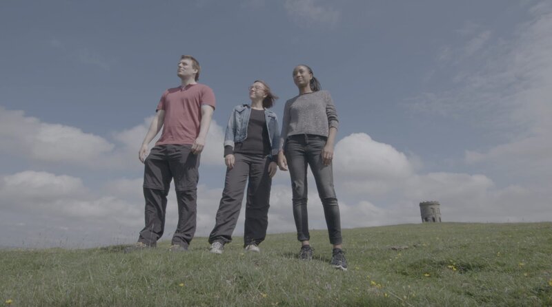 MATLOCK, UNITED KINGDOM – Sam, Amanda and Zainab stand in front of Solomons Temple as part of Demo 4 on evolution. – Bild: Bigger Bang Communications