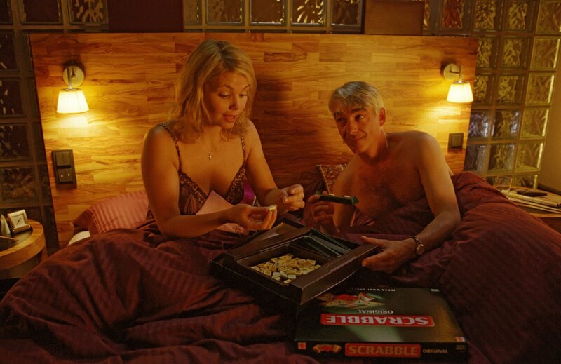 Nachdem Felix (Christoph M. Ohrt, r.) von Vanderheiden und Lolo aus dem Zimmer vertrieben, findet er bei Mimi (Annette Frier, l.) Unterschlupf und geht aufs Ganze – mit Scrabble, wobei Felix galant über Mimis Rechtschreibschwäche hinwegsieht … – Bild: SAT.1 /​ Hardy Spitz Eigenproduktionsbild frei