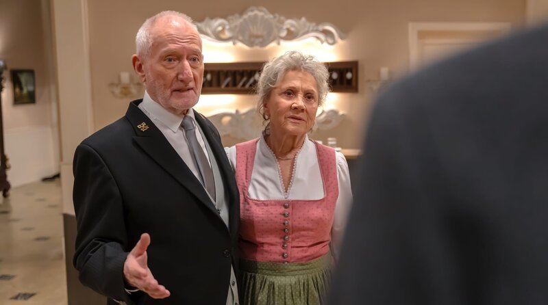 Alfons (Sepp Schauer, l.) schützt Hildegard (Antje Hagen, M.), als die von Christophs (Dieter Bach, r.) Fragen überfordert ist. – Bild: ARD/​WDR/​Thomas Neumeier