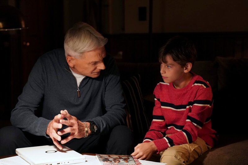 Leroy Jethro Gibbs (Mark Harmon, l.); Phineas (Jack Fisher, r.) – Bild: MMXVI by CBS Studios Inc.All rights reserved