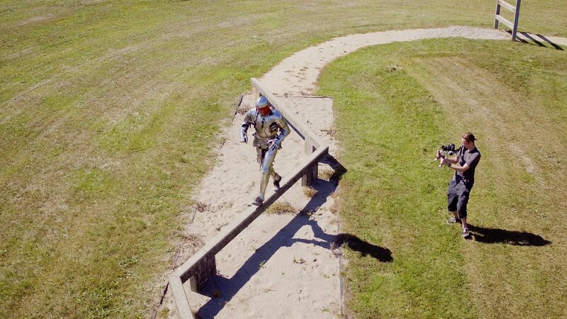 Auf einem 450 Meter langen Hindernisparcours zeigt sich, wie beweglich Ritter (Komparsen) in voller Montur sein konnten. – Bild: ZDF und Daniel Jaquet