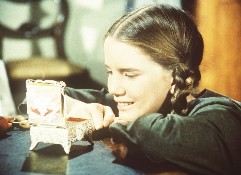 Laura Ingalls (Melissa Gilbert) ist von Nellie Olesons Spieluhr begeistert. – Bild: Worldvision