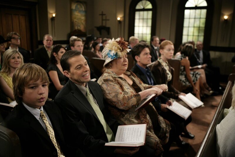 Da seine alte Flamme Desiree (Alicia Witt, r.) wegen ihm ihre Stelle verloren hat, hat Charlie (Charlie Sheen, 2.v.r.) ein schlechtes Gewissen und nimmt sie bei sich auf. Nicht ahnend, dass sie religiös geworden ist, und nun ihn und Jake (Angus T. Jones, l.), Alan (Jon Cryer, 2.v.r.) und Berta (Conchata Ferrell, M.) in die Kirche schleppt … – Bild: Warner Brothers Entertainment Inc.