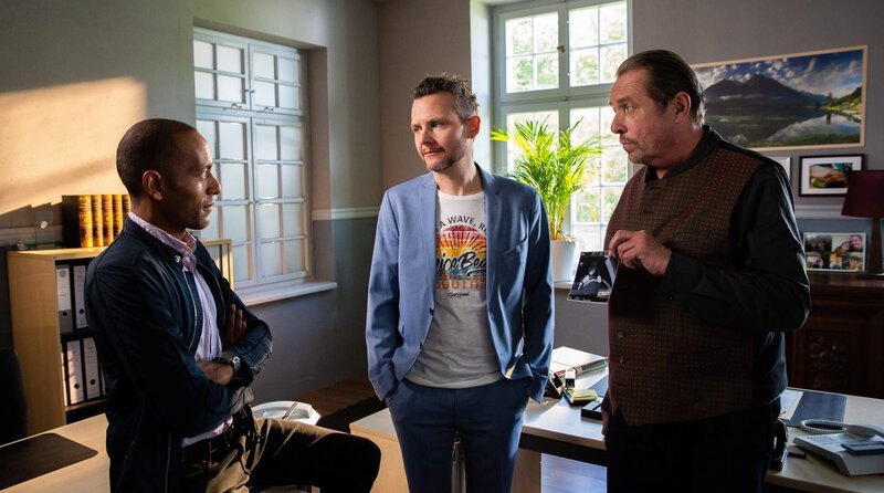Die Ermittler (Peter Marton, l. u. Andreas Giebel, r.) bitten Kuno Horns Konkurrenten, Bast Moor (Tobias Mann, M.) ins Kommissariat. – Bild: ARD/​Billy Gropper