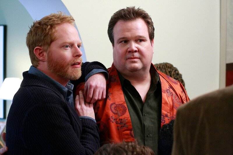 Mitchell (Jesse Tyler Ferguson, li.) und Cameron (Eric Stonestreet) hoffen, dass Familienoberhaupt Jay positiv auf die Adoption von Lily reagiert. – Bild: Disney + Highlights CH