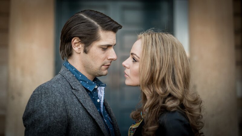 Phillip Paige (Ryan Johnson, l.); Joan Millar (Jessica Marais, r.) – Bild: Sat.1 Emotions