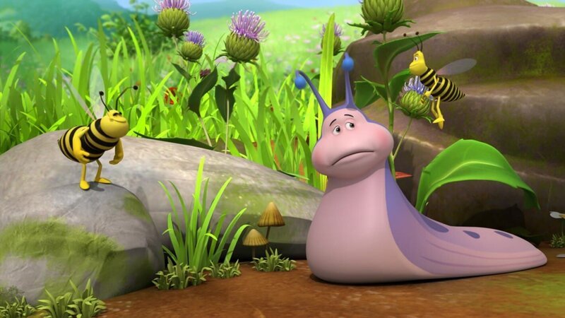 Die Nacktschnecke Heinz kann sich gegen die Wespen nicht wehren. – Bild: ZDF/​Studio100 Animation