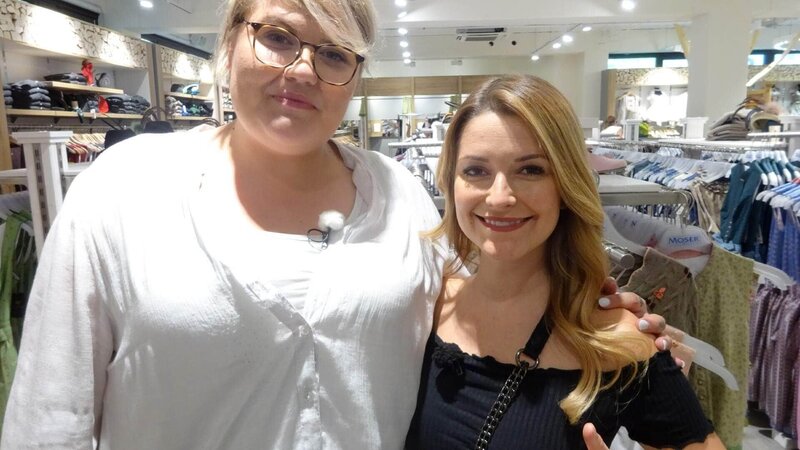 Kandidatin Cassandra mit ihrer Shoppingbegleitung Viola (r.) – Bild: MG RTL D /​ Constantin Ent.
