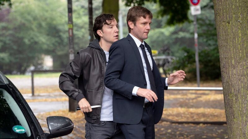 Silkes Bruder Niko (Leonard Carow), bedroht den Liebhaber seiner Schwerester, Simon Friese (Kai Ivo Baulitz) mit einem Messer. – Bild: ARD/​Georges Pauly